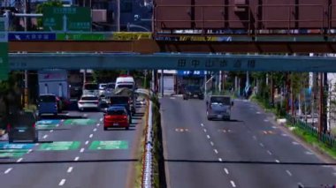 Tokyo 'daki Mejiro Bulvarı' ndaki şehir merkezinde trafik sıkışıklığı zamanı. Yüksek kalite 4K görüntü. Nerima Bölgesi Yahara Tokyo Japonya 09.05.2023