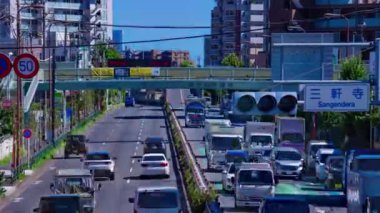 Tokyo 'daki Mejiro Bulvarı' ndaki şehir merkezinde trafik sıkışıklığı zamanı. Yüksek kalite 4K görüntü. Nerima Bölgesi Yahara Tokyo Japonya 09.05.2023