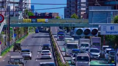 Tokyo 'daki Mejiro Bulvarı' ndaki şehir merkezinde trafik sıkışıklığı zamanı. Yüksek kalite 4K görüntü. Nerima Bölgesi Yahara Tokyo Japonya 09.05.2023