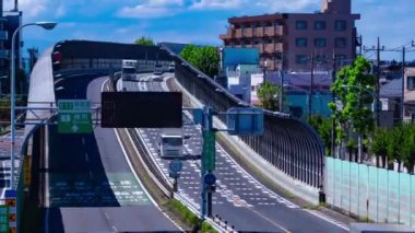 Tokyo 'daki Mejiro Bulvarı' ndaki şehir merkezinde trafik sıkışıklığı zamanı. Yüksek kalite 4K görüntü. Nerima Bölgesi Yahara Tokyo Japonya 09.05.2023