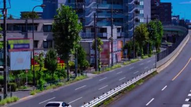 Tokyo 'daki Mejiro Bulvarı' ndaki şehir merkezinde trafik sıkışıklığı zamanı. Yüksek kalite 4K görüntü. Nerima Bölgesi Yahara Tokyo Japonya 09.05.2023