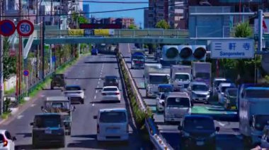 Tokyo 'daki Mejiro Bulvarı' ndaki şehir merkezinde trafik sıkışıklığı zamanı. Yüksek kalite 4K görüntü. Nerima Bölgesi Yahara Tokyo Japonya 09.05.2023