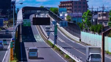 Tokyo 'daki Mejiro Bulvarı' ndaki şehir merkezinde trafik sıkışıklığı zamanı. Yüksek kalite 4K görüntü. Nerima Bölgesi Yahara Tokyo Japonya 09.05.2023