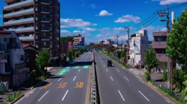 Tokyo 'daki Mejiro Bulvarı' ndaki şehir merkezinde trafik sıkışıklığı zamanı. Yüksek kalite 4K görüntü. Nerima Bölgesi Yahara Tokyo Japonya 09.05.2023