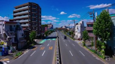 Tokyo 'daki Mejiro Bulvarı' ndaki şehir merkezinde trafik sıkışıklığı zamanı. Yüksek kalite 4K görüntü. Nerima Bölgesi Yahara Tokyo Japonya 09.05.2023