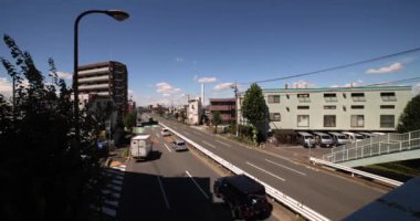 Tokyo şehir merkezindeki caddede bir trafik sıkışıklığı. Yüksek kalite 4K görüntü. Nerima Bölgesi Yahara Tokyo Japonya 09.05.2023