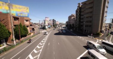 Tokyo şehir merkezindeki caddede bir trafik sıkışıklığı. Yüksek kalite 4K görüntü. Nerima Bölgesi Yahara Tokyo Japonya 09.05.2023