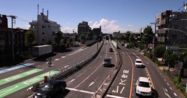 Tokyo şehir merkezindeki caddede bir trafik sıkışıklığı. Yüksek kalite 4K görüntü. Nerima Bölgesi Yahara Tokyo Japonya 09.05.2023