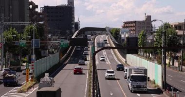 Tokyo şehir merkezindeki caddede bir trafik sıkışıklığı. Yüksek kalite 4K görüntü. Nerima Bölgesi Yahara Tokyo Japonya 09.05.2023