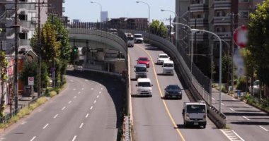 Tokyo şehir merkezindeki caddede bir trafik sıkışıklığı. Yüksek kalite 4K görüntü. Nerima Bölgesi Yahara Tokyo Japonya 09.05.2023