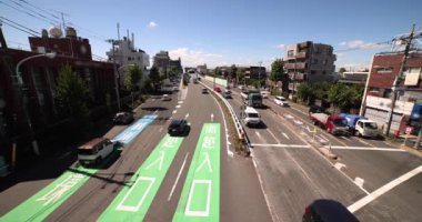 Tokyo şehir merkezindeki caddede bir trafik sıkışıklığı. Yüksek kalite 4K görüntü. Nerima Bölgesi Yahara Tokyo Japonya 09.05.2023