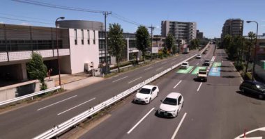 Tokyo şehir merkezindeki caddede bir trafik sıkışıklığı. Yüksek kalite 4K görüntü. Nerima Bölgesi Yahara Tokyo Japonya 09.05.2023