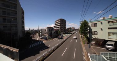 Tokyo şehir merkezindeki caddede bir trafik sıkışıklığı. Yüksek kalite 4K görüntü. Nerima Bölgesi Yahara Tokyo Japonya 09.05.2023