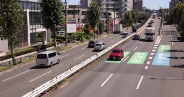 Tokyo şehir merkezindeki caddede bir trafik sıkışıklığı. Yüksek kalite 4K görüntü. Nerima Bölgesi Yahara Tokyo Japonya 09.05.2023