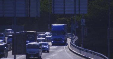 Tokyo 'daki şehir otoyolunda bir trafik sıkışıklığı. Yüksek kalite 4K görüntü. Chiyoda bölgesi Tokyo 05.09.2024