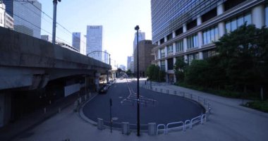 Tokyo 'daki bir iş kasabasında şehir caddesinde bir trafik sıkışıklığı. Yüksek kalite 4K görüntü. Chiyoda bölgesi Tokyo 05.09.2024