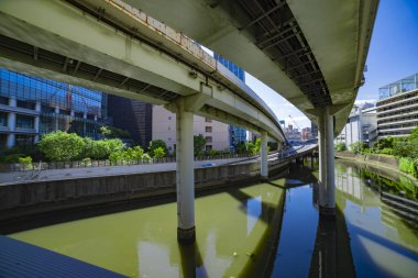 Tokyo 'daki şehir otobanında trafik sıkışıklığı. Yüksek kalite fotoğraf. Chiyoda bölgesi Tokyo 05.09.2024