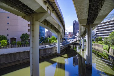 Tokyo 'daki otoyolda trafik sıkışıklığı yaşandı. Yüksek kalite fotoğraf. Chiyoda bölgesi Tokyo 05.09.2024