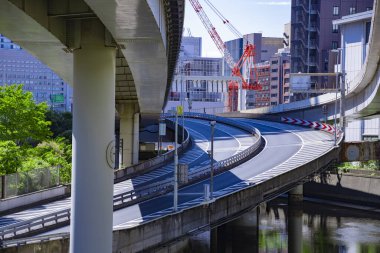 Tokyo 'da boş bir şehir otoyolu vuruldu. Yüksek kalite fotoğraf. Chiyoda bölgesi Tokyo 05.09.2024