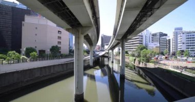 Tokyo 'daki şehir otoyolunda bir trafik sıkışıklığı. Yüksek kalite 4K görüntü. Chiyoda bölgesi Tokyo 05.09.2024