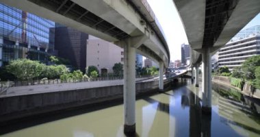 Tokyo 'daki şehir otoyolunda bir trafik sıkışıklığı. Yüksek kalite 4K görüntü. Chiyoda bölgesi Tokyo 05.09.2024
