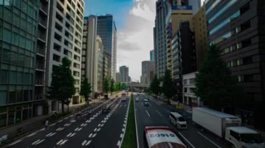 Shinjuku Tokyo 'daki şehir caddesinde trafik sıkışıklığı zamanı. Yüksek kalite 4K görüntü. Shinjuku bölgesi Tokyo 08.19.2024 Tokyo 'nun merkezidir..
