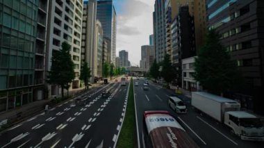 Shinjuku Tokyo 'daki şehir caddesinde trafik sıkışıklığı zamanı. Yüksek kalite 4K görüntü. Shinjuku bölgesi Tokyo 08.19.2024 Tokyo 'nun merkezidir..