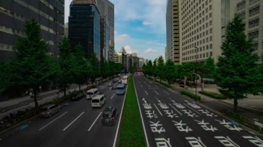 Shinjuku Tokyo 'daki şehir caddesinde trafik sıkışıklığı zamanı. Yüksek kalite 4K görüntü. Shinjuku bölgesi Tokyo 08.19.2024 Tokyo 'nun merkezidir..