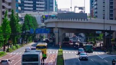 Shinjuku Tokyo 'daki şehir caddesinde trafik sıkışıklığı zamanı. Yüksek kalite 4K görüntü. Shinjuku bölgesi Tokyo 08.19.2024 Tokyo 'nun merkezidir..