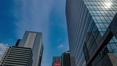 Shinjuku Tokyo 'daki binaya yansıyan bulut zaman çizelgesi. Yüksek kalite 4K görüntü. Shinjuku bölgesi Tokyo Japonya 08.19.2024