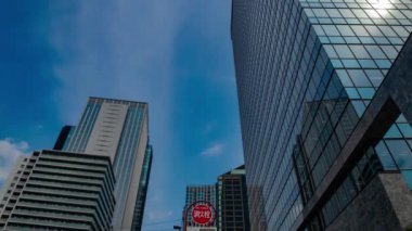 Shinjuku Tokyo 'daki binaya yansıyan bulut zaman çizelgesi. Yüksek kalite 4K görüntü. Shinjuku bölgesi Tokyo Japonya 08.19.2024