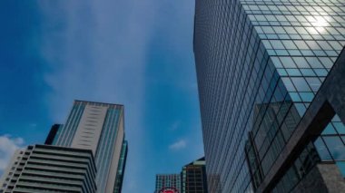 Shinjuku Tokyo 'daki binaya yansıyan bulut zaman çizelgesi. Yüksek kalite 4K görüntü. Shinjuku bölgesi Tokyo Japonya 08.19.2024