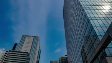 Shinjuku Tokyo 'daki binaya yansıyan bulut zaman çizelgesi. Yüksek kalite 4K görüntü. Shinjuku bölgesi Tokyo Japonya 08.19.2024