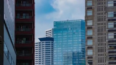 Shinjuku Tokyo 'daki binaya yansıyan bulut zaman çizelgesi. Yüksek kalite 4K görüntü. Shinjuku bölgesi Tokyo Japonya 08.19.2024