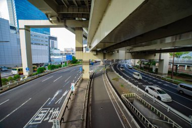 Sonbaharda Yokohama 'daki şehir caddesinde trafik sıkışıklığı manzarası. Yüksek kalite fotoğraf. Yokohama bölgesi Kanagawa Japonya 11.16.2023 Kanagawa 'nın merkezidir..