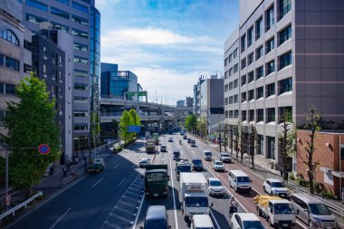Sonbaharda Yokohama 'daki şehir caddesinde trafik sıkışıklığı manzarası. Yüksek kalite fotoğraf. Yokohama bölgesi Kanagawa Japonya 11.16.2023 Kanagawa 'nın merkezidir..