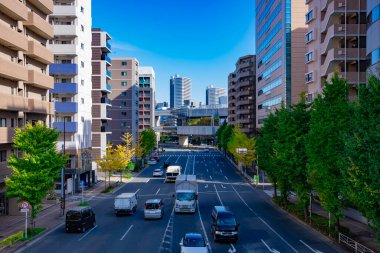 Sonbaharda Yokohama 'daki şehir caddesinde trafik sıkışıklığı manzarası. Yüksek kalite fotoğraf. Yokohama bölgesi Kanagawa Japonya 11.16.2023 Kanagawa 'nın merkezidir..