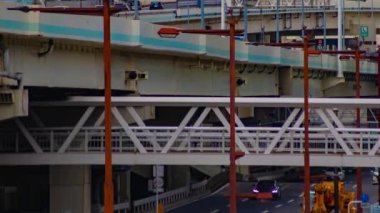 Sonbaharda Yokohama 'daki şehir caddesinde trafik sıkışıklığı zamanı. Yüksek kalite 4K görüntü. Yokohama bölgesi Kanagawa Japonya 11.16.2023 Kanagawa 'nın merkezidir..