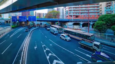 Sonbaharda Yokohama 'daki şehir caddesinde trafik sıkışıklığı zamanı. Yüksek kalite 4K görüntü. Yokohama bölgesi Kanagawa Japonya 11.16.2023 Kanagawa 'nın merkezidir..