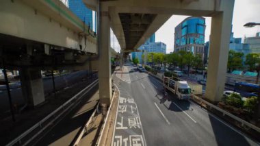 Sonbaharda Yokohama 'daki şehir caddesinde trafik sıkışıklığı zamanı. Yüksek kalite 4K görüntü. Yokohama bölgesi Kanagawa Japonya 11.16.2023 Kanagawa 'nın merkezidir..