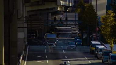 Sonbaharda Yokohama 'daki şehir caddesinde trafik sıkışıklığı zamanı. Yüksek kalite 4K görüntü. Yokohama bölgesi Kanagawa Japonya 11.16.2023 Kanagawa 'nın merkezidir..