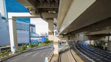 Sonbaharda Yokohama 'daki şehir caddesinde trafik sıkışıklığı zamanı. Yüksek kalite 4K görüntü. Yokohama bölgesi Kanagawa Japonya 11.16.2023 Kanagawa 'nın merkezidir..