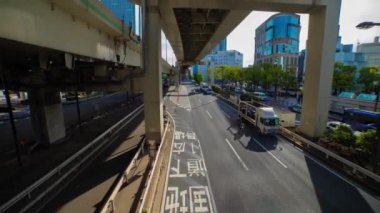 Sonbaharda Yokohama 'daki şehir caddesinde trafik sıkışıklığı zamanı. Yüksek kalite 4K görüntü. Yokohama bölgesi Kanagawa Japonya 11.16.2023 Kanagawa 'nın merkezidir..