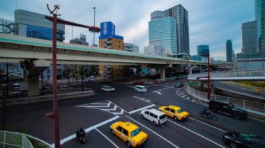 Sonbaharda Yokohama 'daki şehir caddesinde trafik sıkışıklığı zamanı. Yüksek kalite 4K görüntü. Yokohama bölgesi Kanagawa Japonya 11.16.2023 Kanagawa 'nın merkezidir..