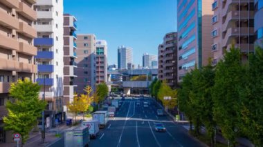 Sonbaharda Yokohama 'daki şehir caddesinde trafik sıkışıklığı zamanı. Yüksek kalite 4K görüntü. Yokohama bölgesi Kanagawa Japonya 11.16.2023 Kanagawa 'nın merkezidir..