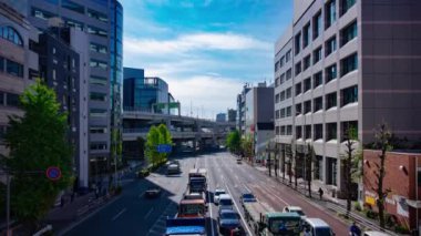 Sonbaharda Yokohama 'daki şehir caddesinde trafik sıkışıklığı zamanı. Yüksek kalite 4K görüntü. Yokohama bölgesi Kanagawa Japonya 11.16.2023 Kanagawa 'nın merkezidir..