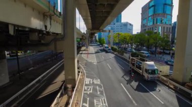Sonbaharda Yokohama 'daki şehir caddesinde trafik sıkışıklığı zamanı. Yüksek kalite 4K görüntü. Yokohama bölgesi Kanagawa Japonya 11.16.2023 Kanagawa 'nın merkezidir..