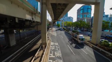 Sonbaharda Yokohama 'daki şehir caddesinde trafik sıkışıklığı zamanı. Yüksek kalite 4K görüntü. Yokohama bölgesi Kanagawa Japonya 11.16.2023 Kanagawa 'nın merkezidir..