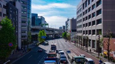 Sonbaharda Yokohama 'daki şehir caddesinde trafik sıkışıklığı zamanı. Yüksek kalite 4K görüntü. Yokohama bölgesi Kanagawa Japonya 11.16.2023 Kanagawa 'nın merkezidir..