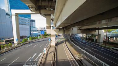 Sonbaharda Yokohama 'daki şehir caddesinde trafik sıkışıklığı zamanı. Yüksek kalite 4K görüntü. Yokohama bölgesi Kanagawa Japonya 11.16.2023 Kanagawa 'nın merkezidir..